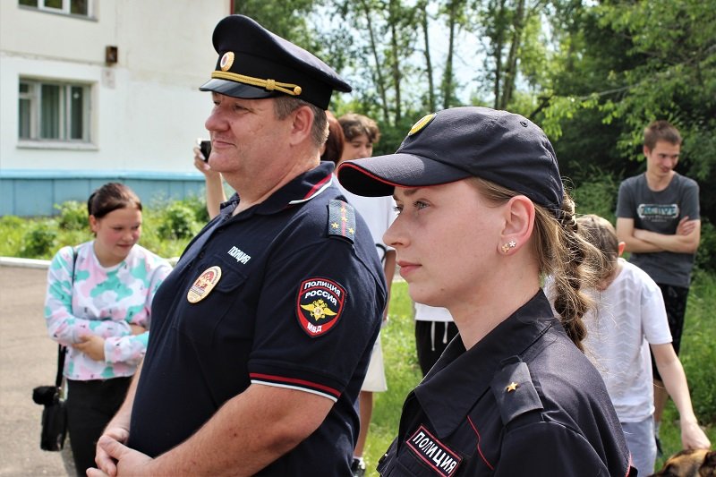 В Железногорске воспитанники детского дома познакомились со служебными собаками