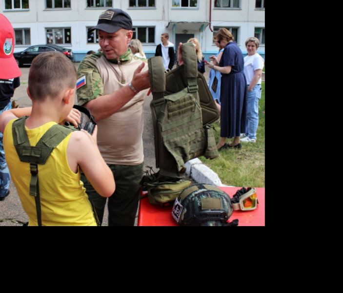 В Железногорске воспитанники детского дома познакомились со служебными собаками