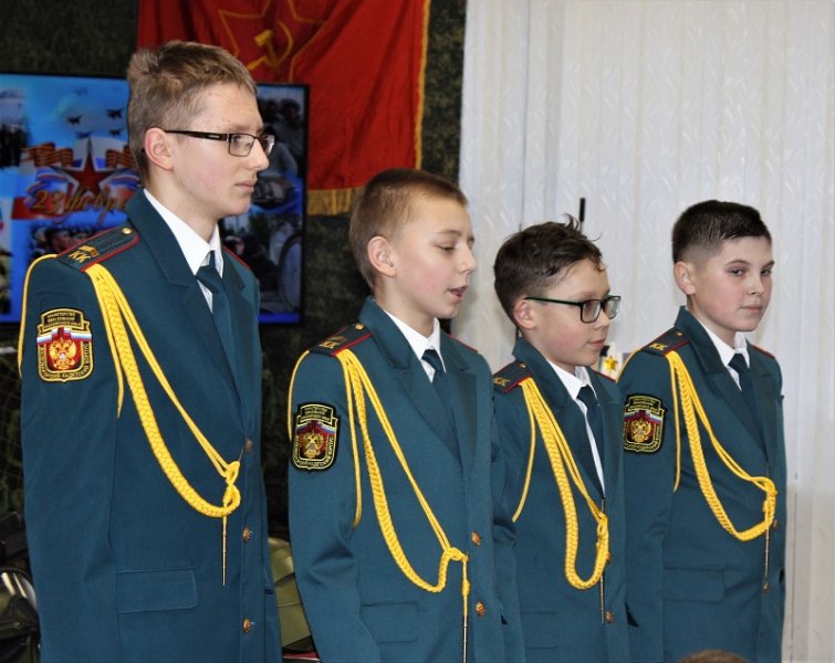 В Железногорске полицейские и общественники встретились с воспитанниками кадетского корпуса и учащимися школы